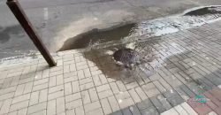 У середмісті Дніпра протягом двох днів з-під люка витікають стічні води