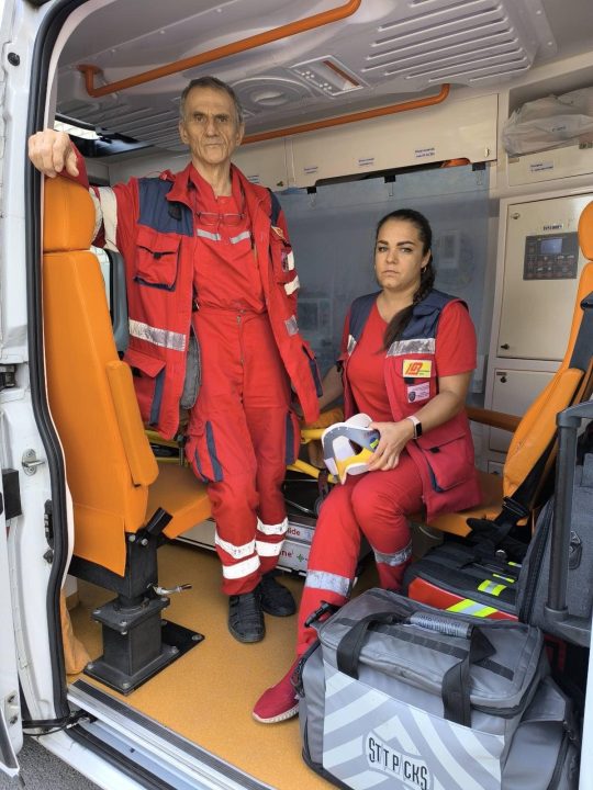 В Днепропетровской области спасли мужчину, который упал с высоты во время кровельных работ - рис. 1