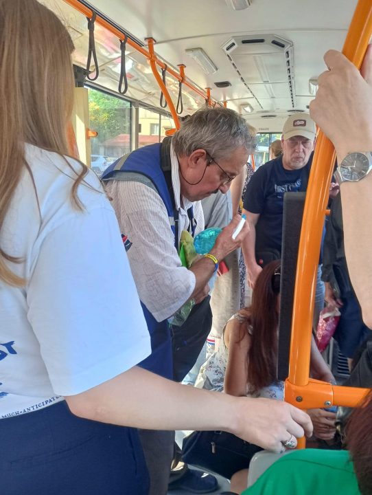 В Днепре кондуктор троллейбуса помог девушке, которой стало плохо - рис. 2