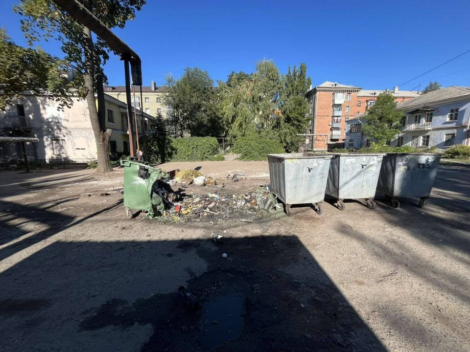 В Днепре хулиганы сожгли мусорные баки во дворе многоэтажки - рис. 1