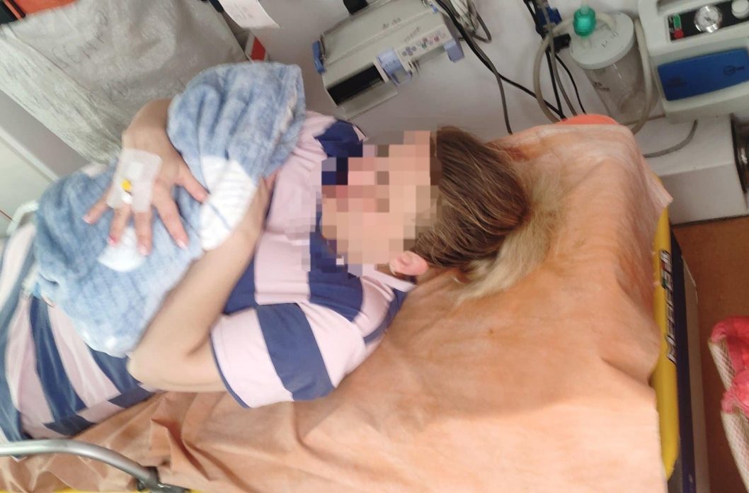 На Дніпрпоетровщині медики швидкої допомогли жінці народити вдома третю дитину