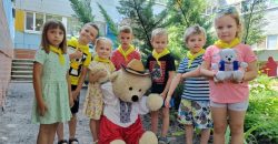 У Дніпрі до Дня Незалежності дітлахи створили колекцію плюшевих ведмедиків у вишиванках