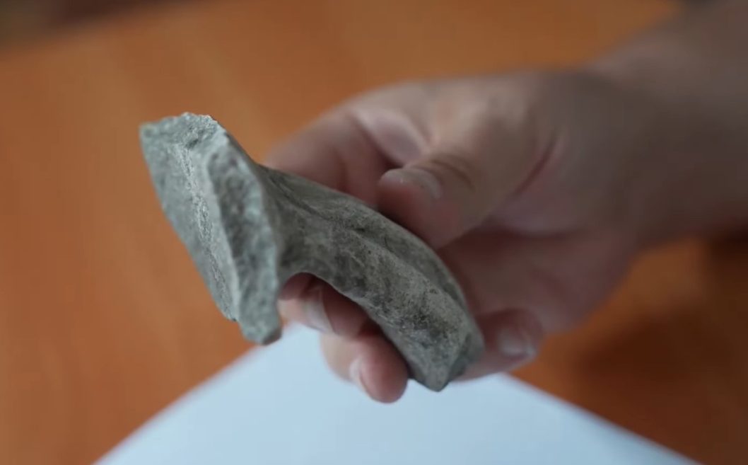 Бойцы 128-й бригады ТРО Днепра во время рытья окопов нашли часть старинной амфоры - рис. 1