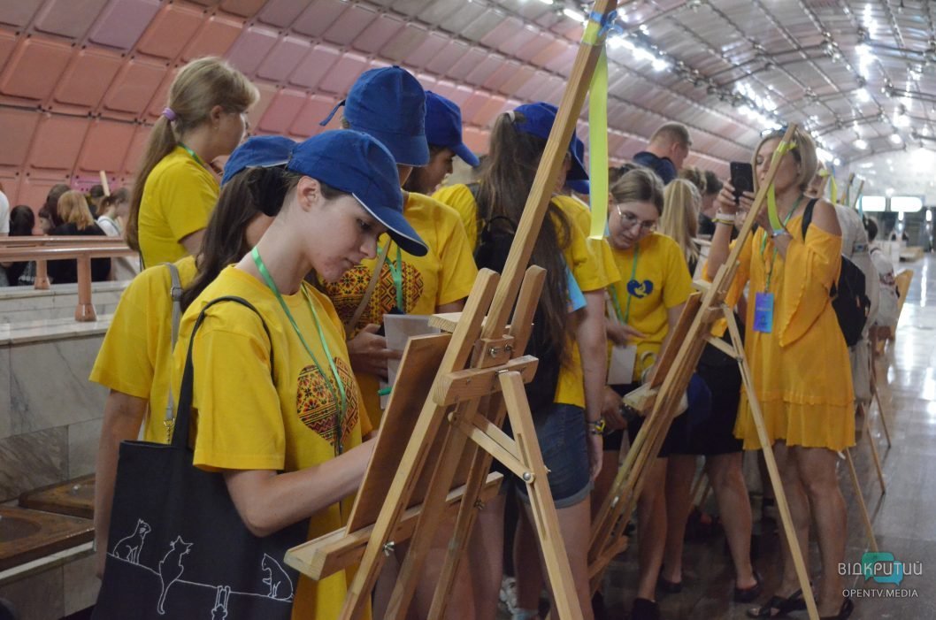 Квест на 5 станціях метро та майстеркласи: у Дніпрі до Дня Незалежності провели патріотичну гру «Котигорошко»