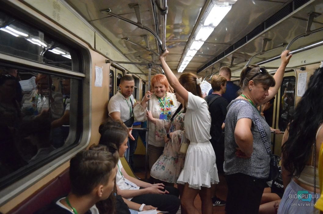 Квест на 5 станціях метро та майстеркласи: у Дніпрі до Дня Незалежності провели патріотичну гру «Котигорошко»