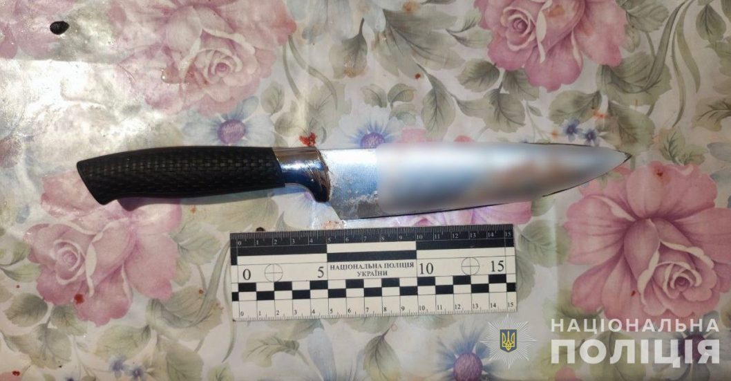 У Кривому Розі чоловік із ножем напав на товаришів: один загинув, іншого шпиталізували - рис. 1