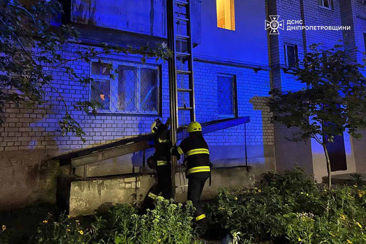 В Днепре на пожаре чрезвычайники спасли двух мужчин - рис. 1