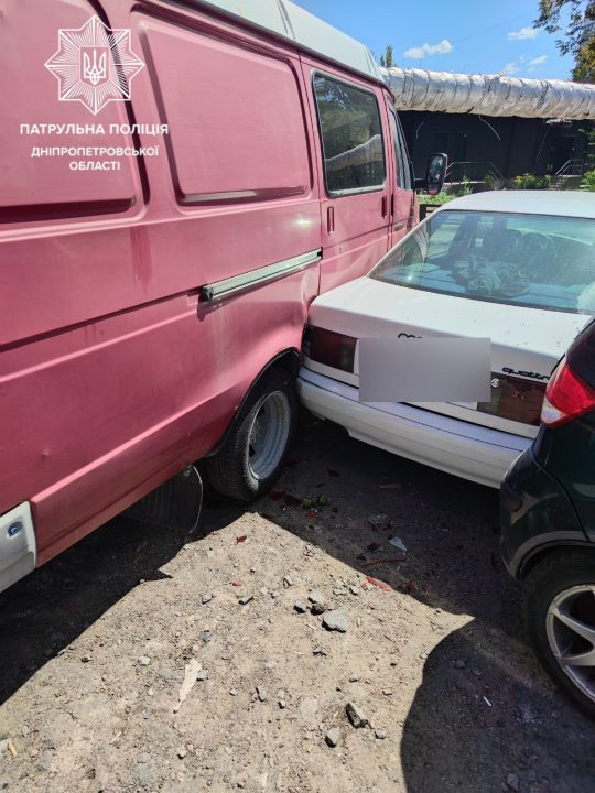В Днепре пьяный водитель повредил три автомобиля, пытаясь выехать с парковки - рис. 1