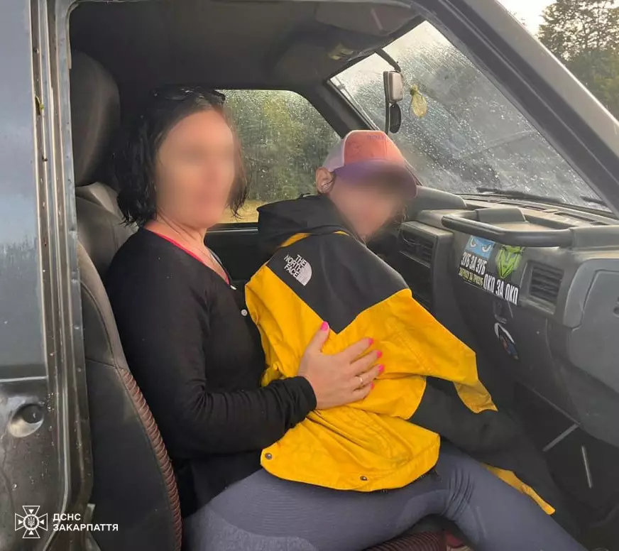 В горах в Закарпатье спасли замерзшую семью из Днепропетровщины - рис. 1