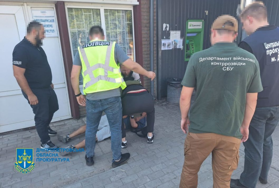 Погрожував розправою: затримали рекетира, який вимагав у військового з Дніпра неіснуючий борг - рис. 1