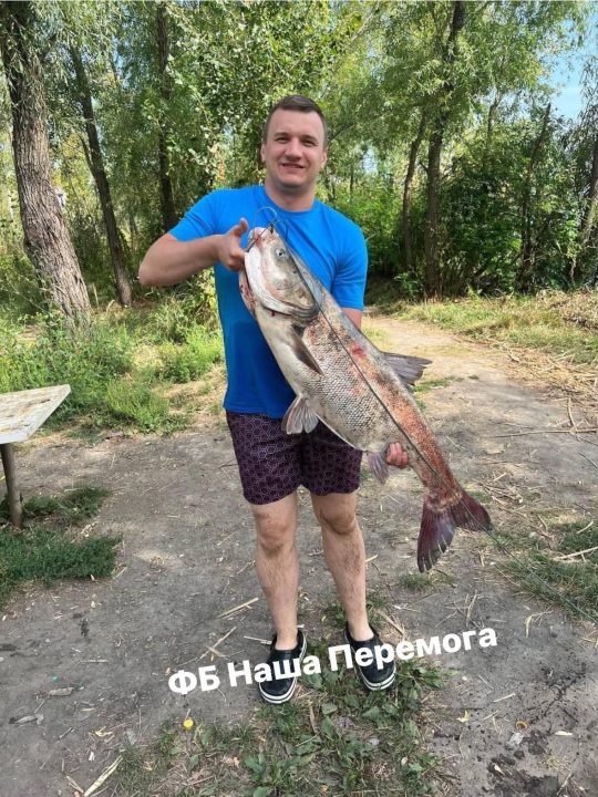 У Дніпрі рибалка виловив гігантського товстолоба вагою понад 15 кг - рис. 1