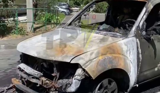 У Соборному районі Дніпра невідомі спалили два автомобілі ЗСУ  - рис. 1