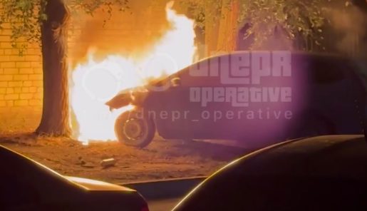 У Дніпрі на Набережній Перемоги знову підпалили автомобіль військового - рис. 1