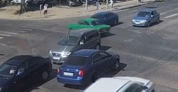 В Днепре возле ТЦ «Караван» столкнулись Ford и «Москвич»: есть пострадавшие - рис. 7