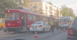 В Днепре мужчина выпал из салона трамвая на лобовое стекло автомобиля - рис. 4