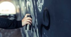 У середмісті Дніпра невідомий розмалював фасад будинку - рис. 13