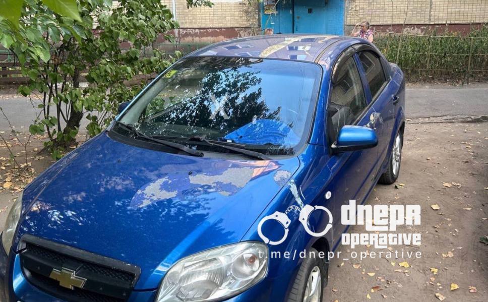 У Дніпрі невідомі двічі облили автомобіль кислотою: власники шукають свідків