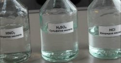 В Днепре неизвестные дважды облили автомобиль кислотой: владельцы ищут свидетелей - рис. 1