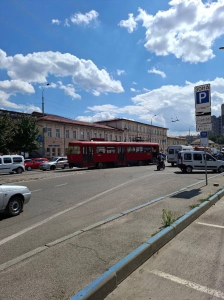 У Дніпрі біля Центрального ринку трамвай №5 зійшов з рейок - рис. 1