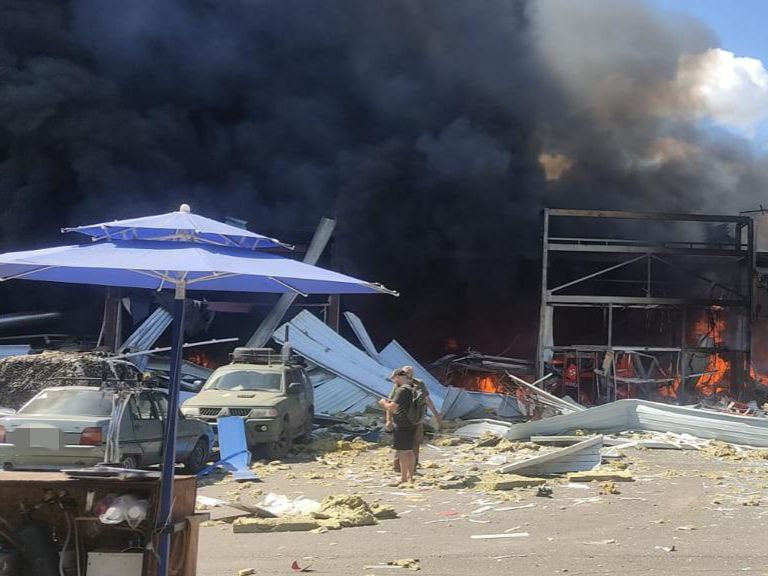 Російські загарбники поцілили ракетами по гіпермаркету у Костянтинівці: є загиблі та постраждалі