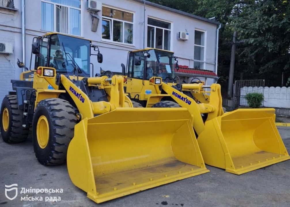 Долговременное сотрудничество Днепра с Японией: в город прибыли два фронтальных погрузчика - рис. 1
