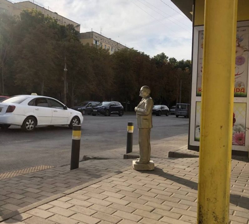 В Днепре на жилмассиве Тополь Ленин ждал маршрутку - рис. 1