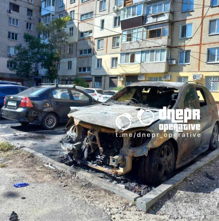 У Соборному районі Дніпра невідомі спалили два автомобілі ЗСУ  - рис. 2