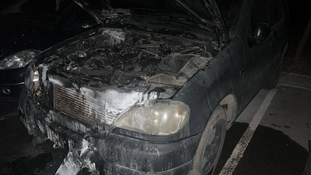 У Дніпрі під час комендантської години спалили автівку військовослужбовців