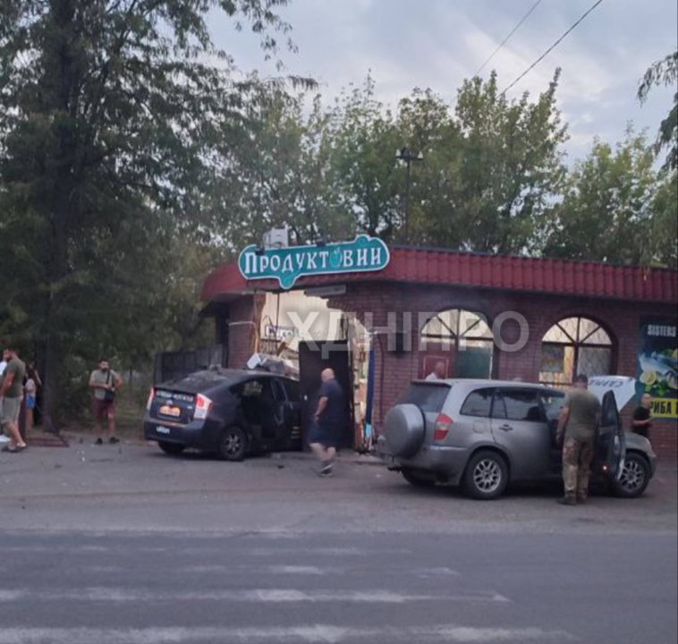 В Днепре автомобиль службы такси влетел в продуктовый магазин: есть пострадавший - рис. 1