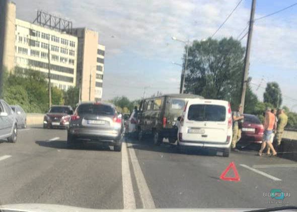 В Днепре возле заезда на Новый мост произошло ДТП: движение транспорта затруднено - рис. 1