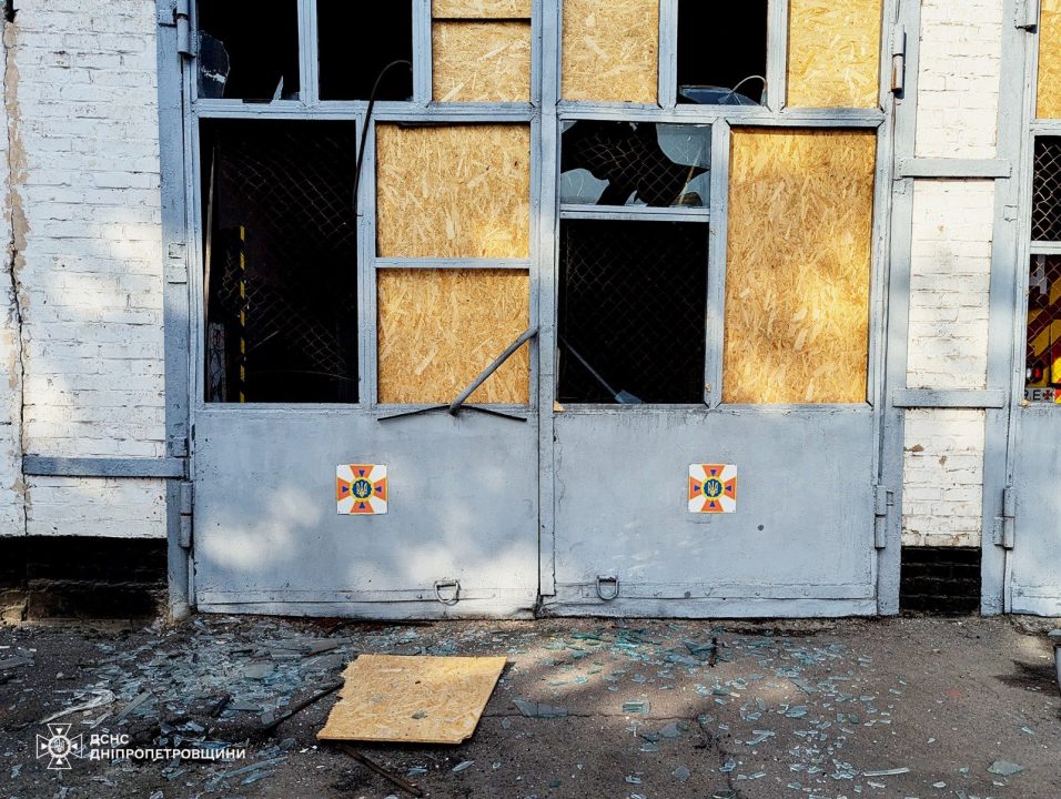 Намагалися знищити: окупанти тричі атакували пожежну частину у Нікополі  - рис. 1