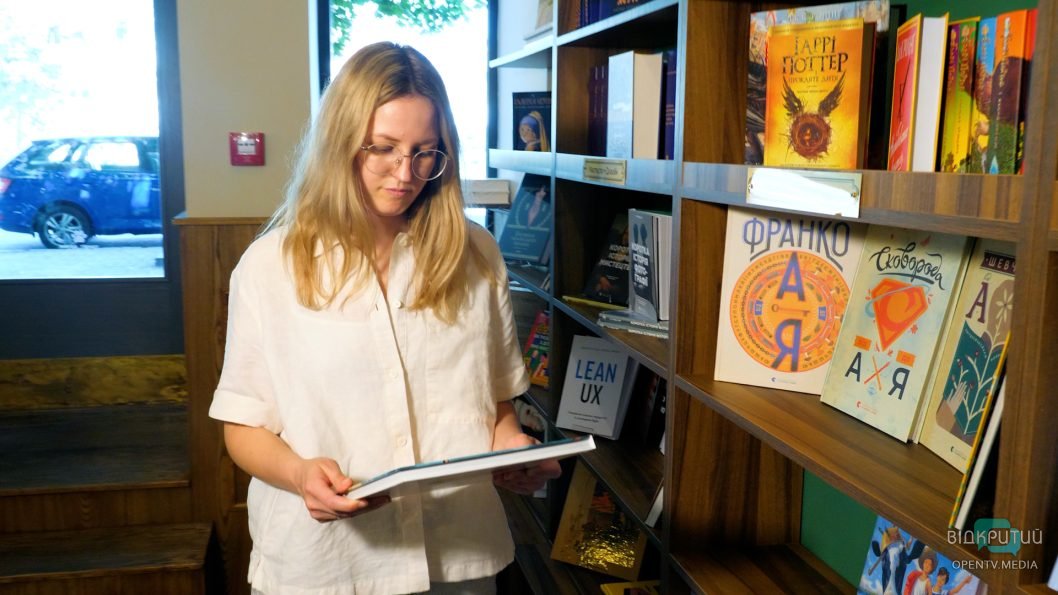 Відкрила у Дніпрі україномовну кав’ярню з книжками: Євгенія Лозицька про досвід бізнесу під час війни