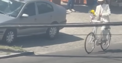 В Днепре заметили джентльмена в белом костюме на белом велосипеде - рис. 13