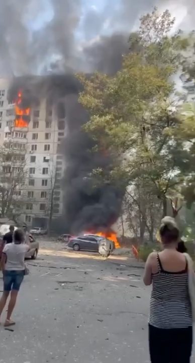 Россияне обстреливают Харьков авиабомбами, есть попадание в многоэтажку - рис. 1