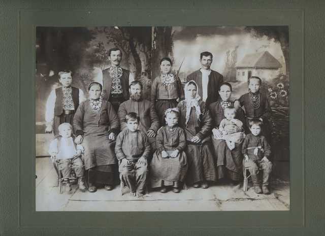 Унікальні старі фотографії з історії Дніпра та регіону показали в мережі