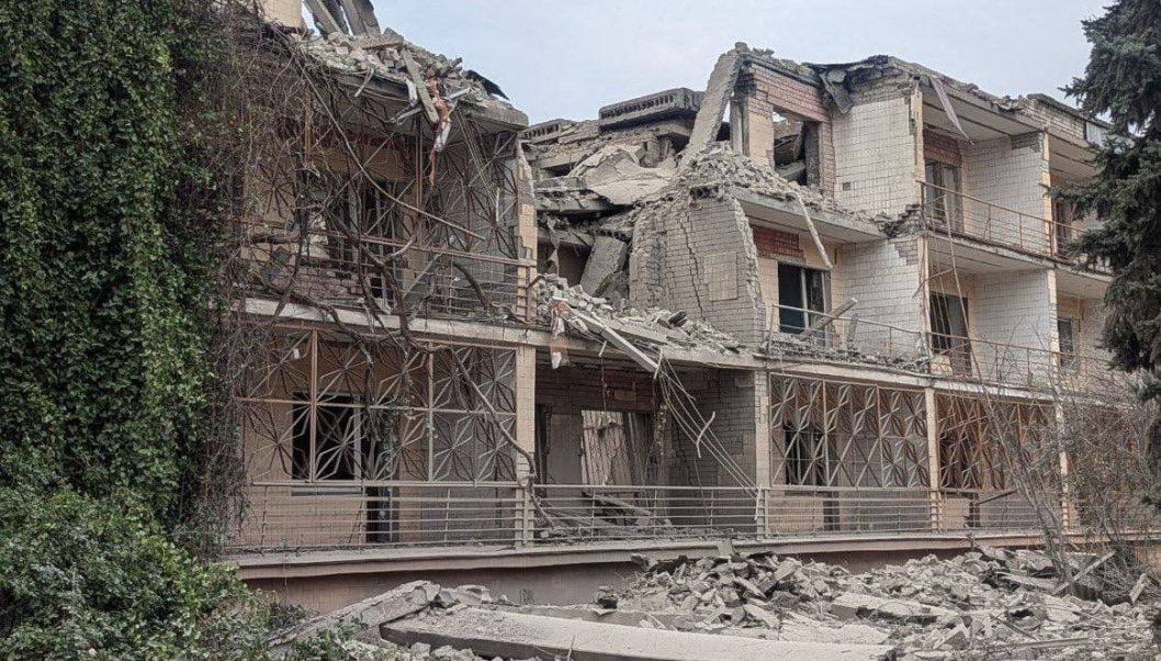 Выбиты окна и разбиты дома: первые кадры последствий ночной атаки по Кривому Рогу - рис. 8