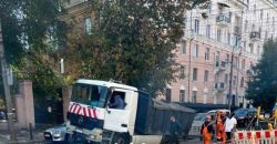 У Дніпрі комунальники, які приїхали усувати провалля в асфальті, самі потрапили в пастку