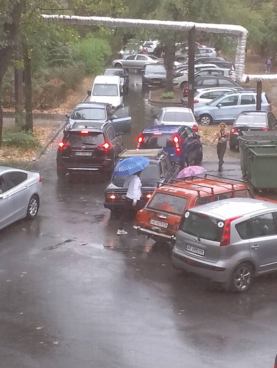 Утром в Днепре перед школами образовались большие пробки - рис. 1