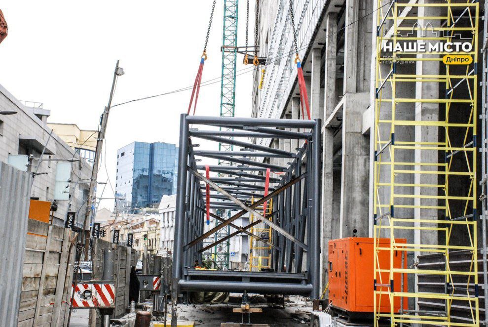 У центрі Дніпра розпочали будівництво надземного переходу