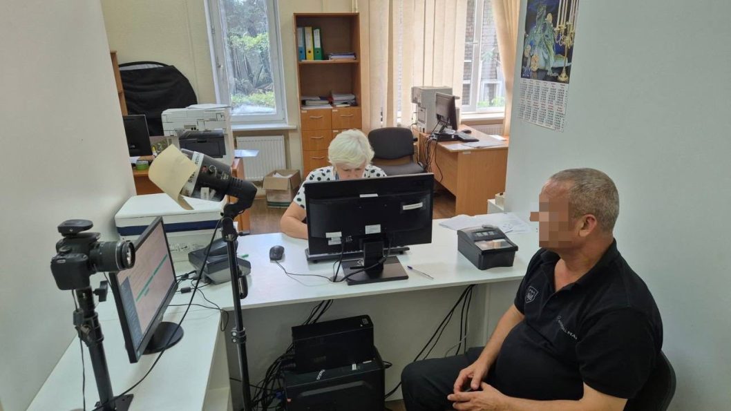 Оштрафували та депортували з країни: у Дніпрі виявили нелегального мігранта - рис. 1