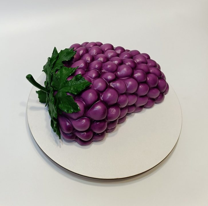 Дніпровський кондитер приготував торт у вигляді грона винограду