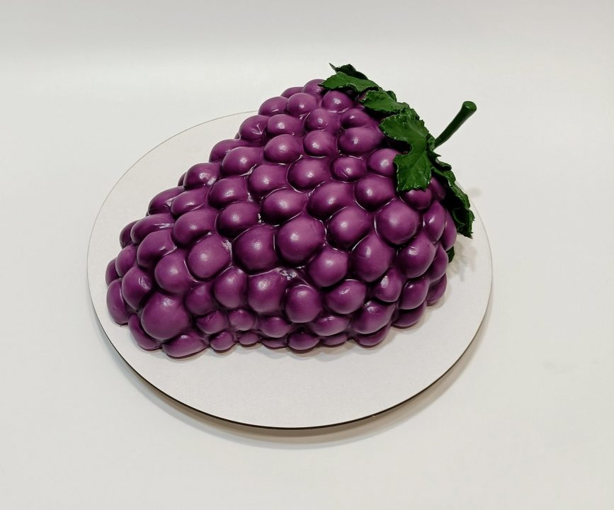 Дніпровський кондитер приготував торт у вигляді грона винограду