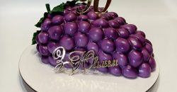 Дніпровський кондитер приготував торт у вигляді грона винограду