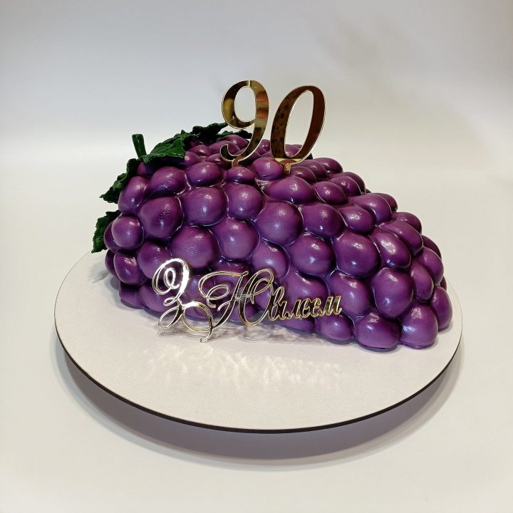 Дніпровський кондитер приготував торт у вигляді грона винограду