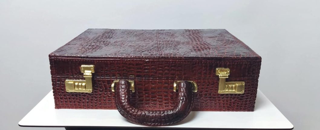 Кондитер з Дніпра приготував торт у вигляді дипломата