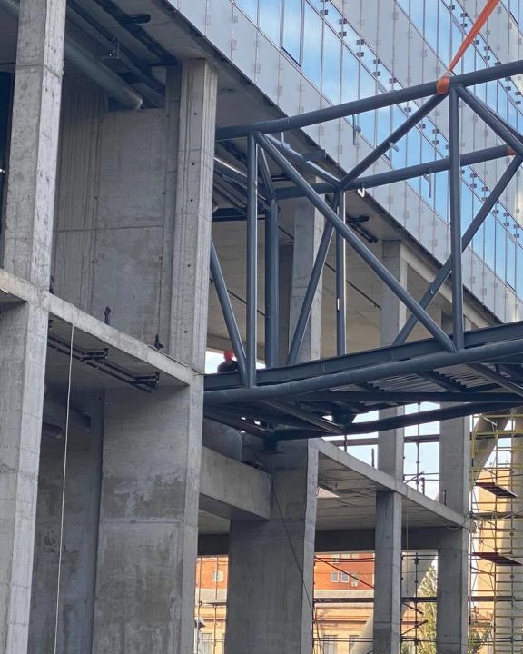 У центрі Дніпра завершено будівництво пішохідного мосту