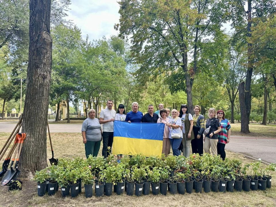 У Дніпрі з’явилася «Алея дружнього єднання»: висаджено 96 кущів троянд