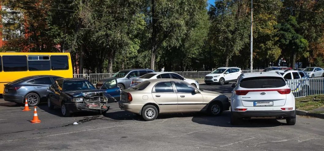 У Дніпрі сталася потрійна аварія: одна людина постраждала