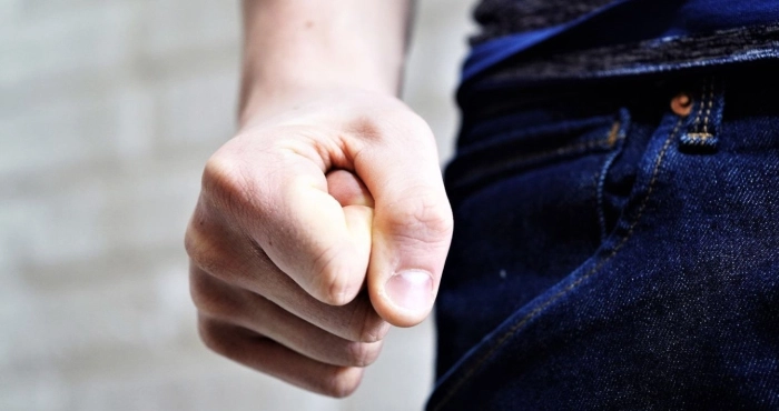 В Днепре молодые люди избили бездомного и сняли это на видео - рис. 1