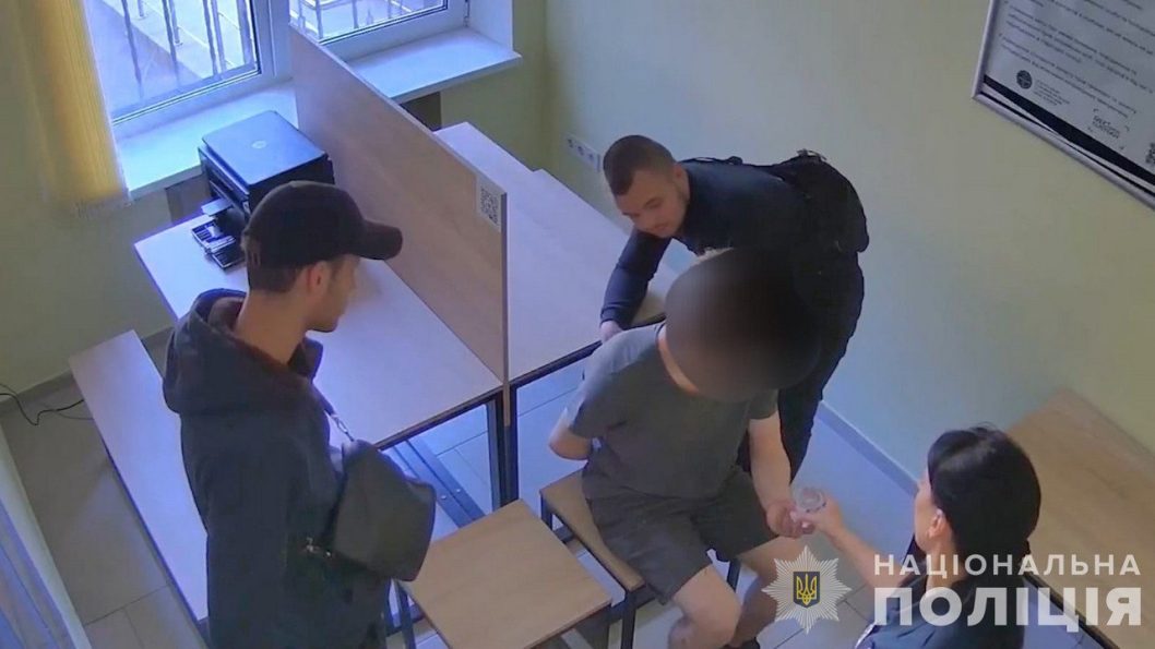 Зтримання палія авто військових у Дніпрі: поліція запевняє, що їхні дії були законними